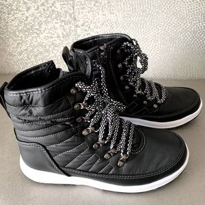 Girl’s winter boots, size 6M NEW